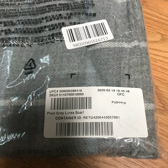 NWT Gap Plaid Grey Scarf - Picture 3 of 4